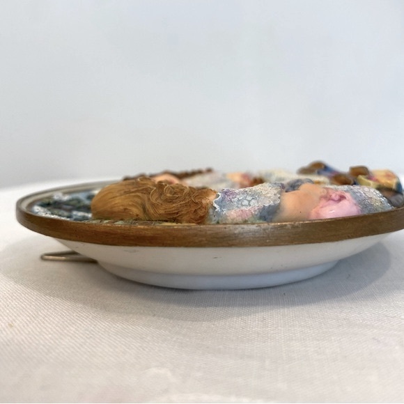 Sandra Kuck's “Best Friends” 3D 1st issue porcelain plate wall hanging - Picture 3 of 7